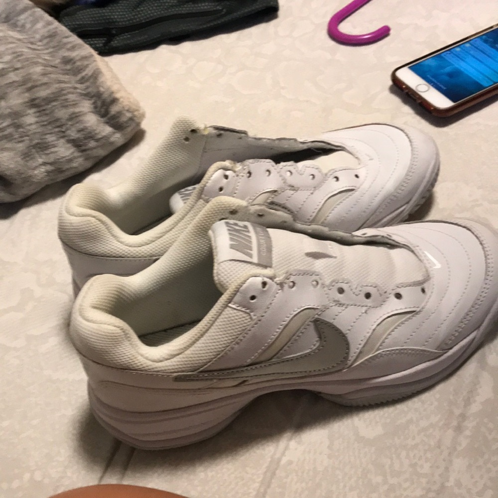 white nike tennis shoes